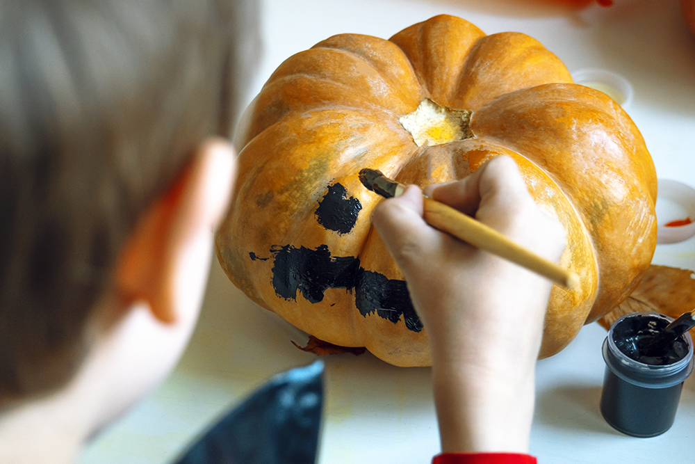 Ζωγραφική πραγματικών Halloween κολοκυθών